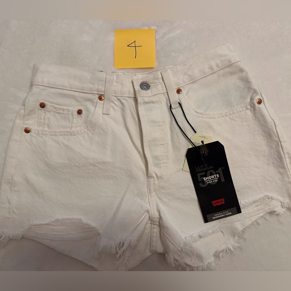 NWT Levi’s 501 High Rise Jean Short